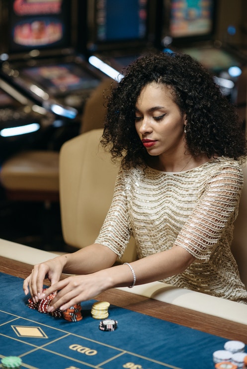 Roulette Online - Girl playing roulette